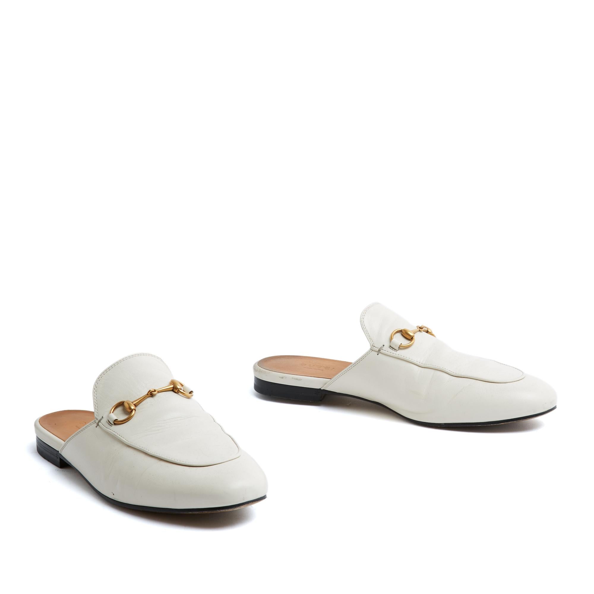 Mocasines Gucci Princetown de piel color crudo con motivo Horsebit dorado. Talla 39,5 EU, UK6 y US8,5, tacón de 1 cm, plantilla de 25,4 cm (queda un poco pequeña). Las mules se han usado pero están en muy buen estado, perfectas como medias o sobre