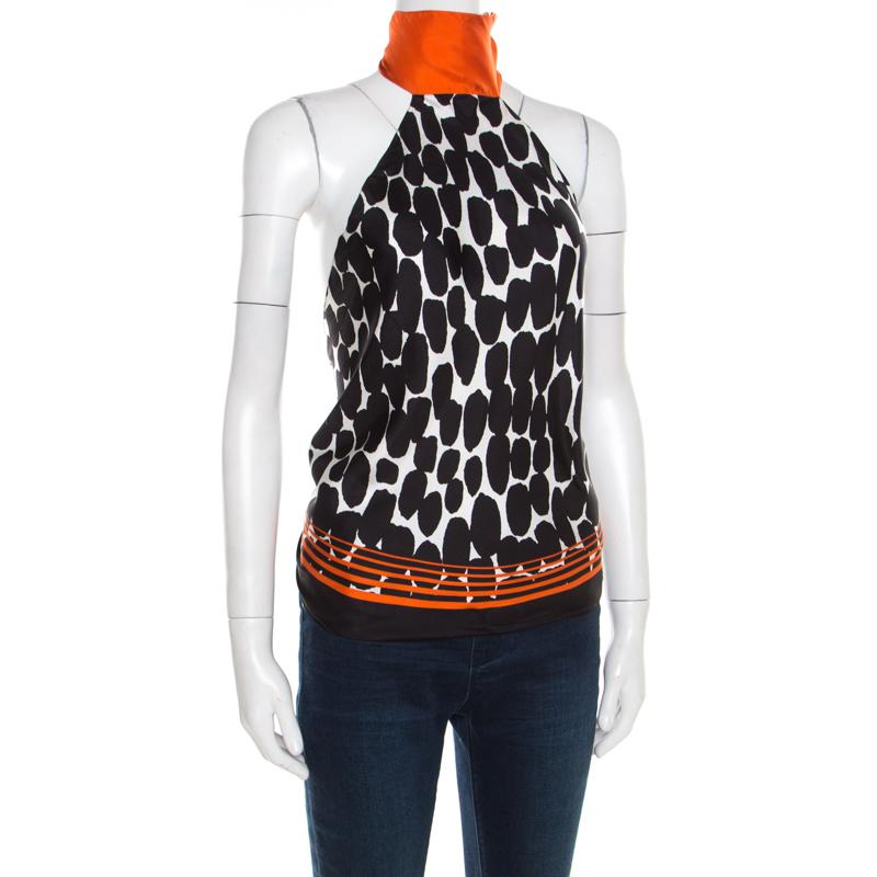 Get set to make an impressive style statement in this halter top from Gucci! The multicolour creation is made of 100% silk and features an animal print. It flaunts a backless design and is sure to lend you a flattering fit. Pair it with smart denims