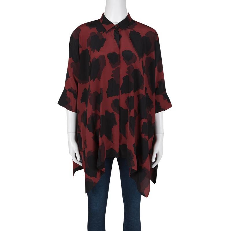 Oversized blouses are an evergreen trend. Comfortable and easy to wear, this Gucci oversized creation will be a fabulous addition to your closet. Made from silk, this blouse has a collar, asymmetric hem and animal prints all over. Team this piece
