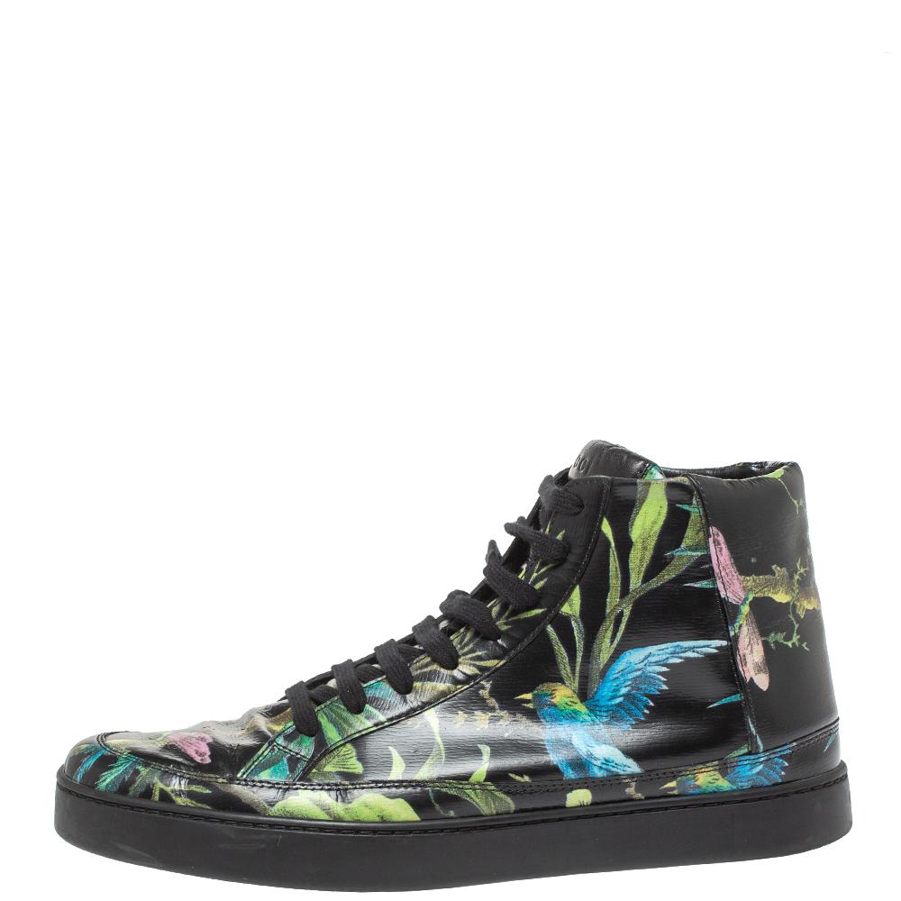 Delivering statement style has never been easier! Don these Gucci sneakers and see how you turn heads every time you step out. Crafted from quality leather, they come in black and flaunt a 'Shangai St. Tropical' print throughout the exterior. They