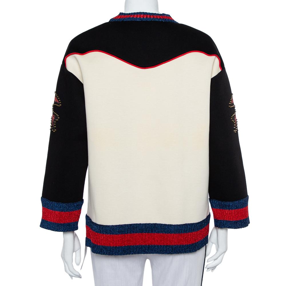 Es ist an der Zeit:: dass Sie sich einen bequemen und stilvollen Pullover zulegen:: und was könnte besser sein als dieser von Gucci. Es ist aus hochwertiger Baumwolle gestrickt und hat lange Ärmel:: einen Rundhalsausschnitt und einen gestickten