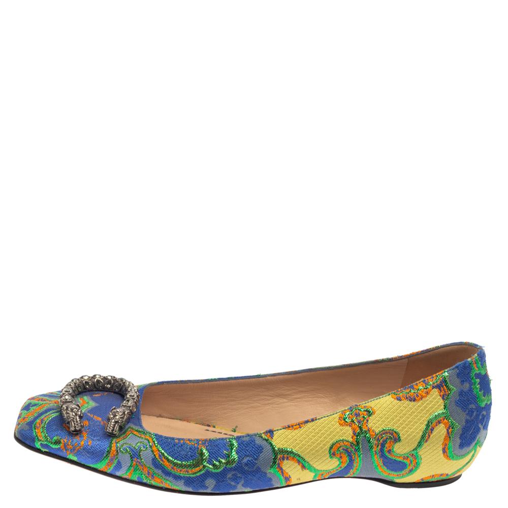 These Gucci Dionysus ballet flats are glamorously luxe! They have been crafted from multicolor brocade fabric and styled with square toes and the signature tiger head motif on the uppers. They come endowed with comfortable leather-lined insoles and