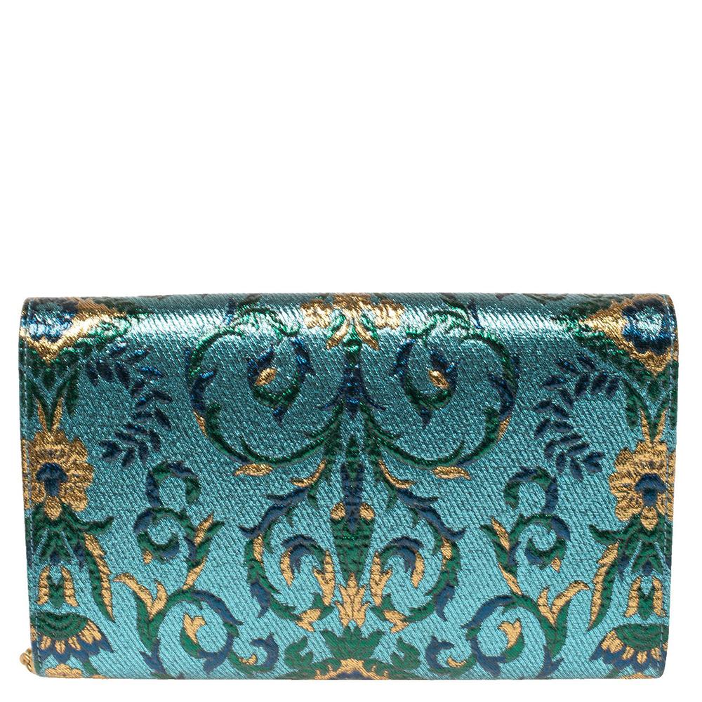 From the house of Gucci comes this gorgeous Sylvie shoulder bag that will perfectly complement all your outfits. It has been crafted from multicolor brocade fabric and styled with a decorated flap that carries an extravagant bow detail. The flap