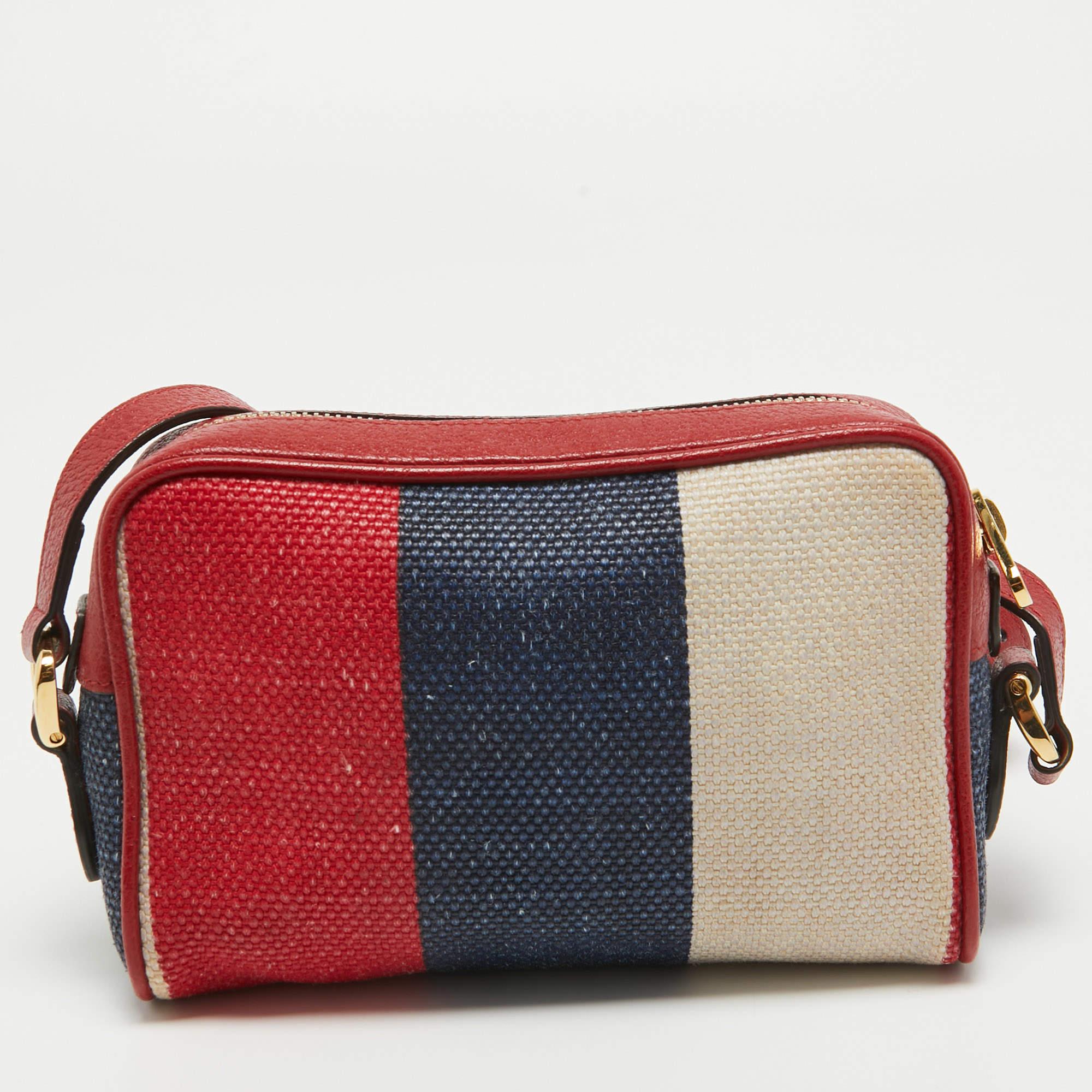 Express your personal style with this high-end crossbody bag. Crafted from quality materials, it has been added with fine details and is finished perfectly. It features a well-sized interior.

