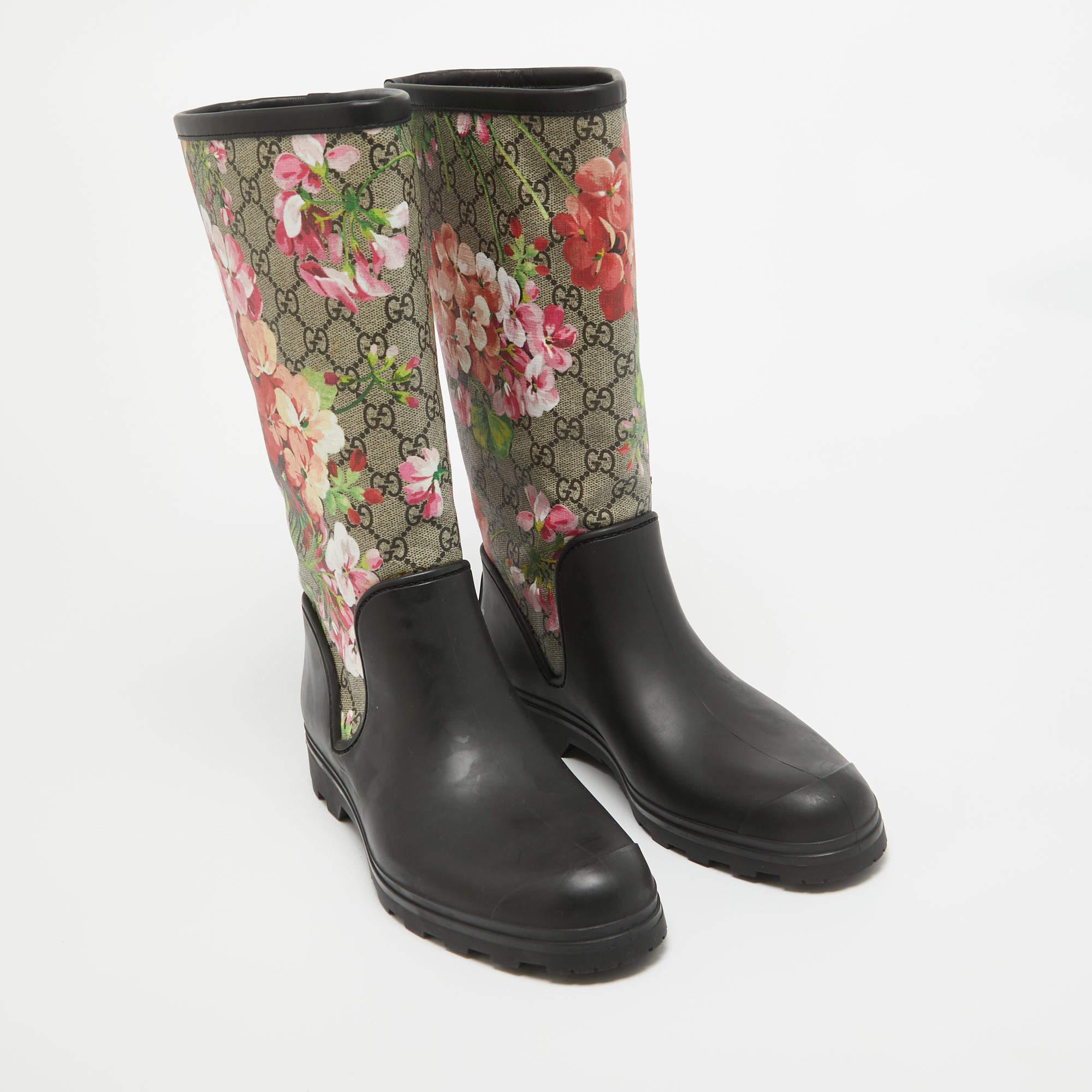 Gucci Multicolor Canvas and Rubber Floral Riding Boots Size 41 In Fair Condition For Sale In Dubai, Al Qouz 2