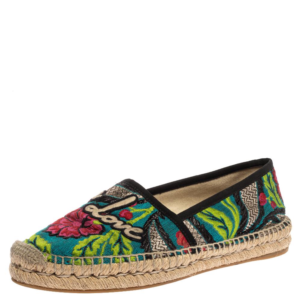 Add quirky fun to your wardrobe with this pair of espadrilles from the house of Gucci. Mirroring the latest trends of the season, these flats are perfect for setting a style trend on your casual outings. Featuring an exterior crafted from