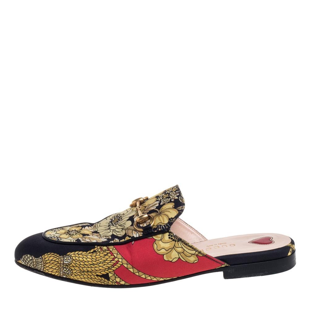 These Gucci Princetown mules are a fresh update on the perennially chic Gucci Horsebit loafers. They are enhanced by the signature Horsebit motif defined by the Gucci collection from the very beginning. Featuring a printed canvas body, these