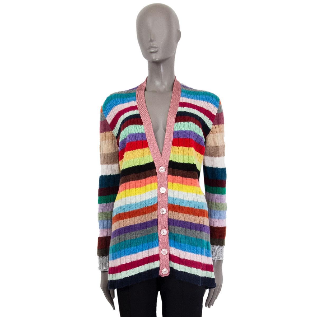 Langer:: mehrfarbig gestreifter Cardigan von Gucci aus Kaschmir (80 %) und Wolle (20 %) mit blassrosa Lurex-Rippstrickdetails auf der Vorderseite und silbernen Lurexbündchen. Wurde getragen und ist in ausgezeichnetem Zustand. 

Tag Größe XS
Größe