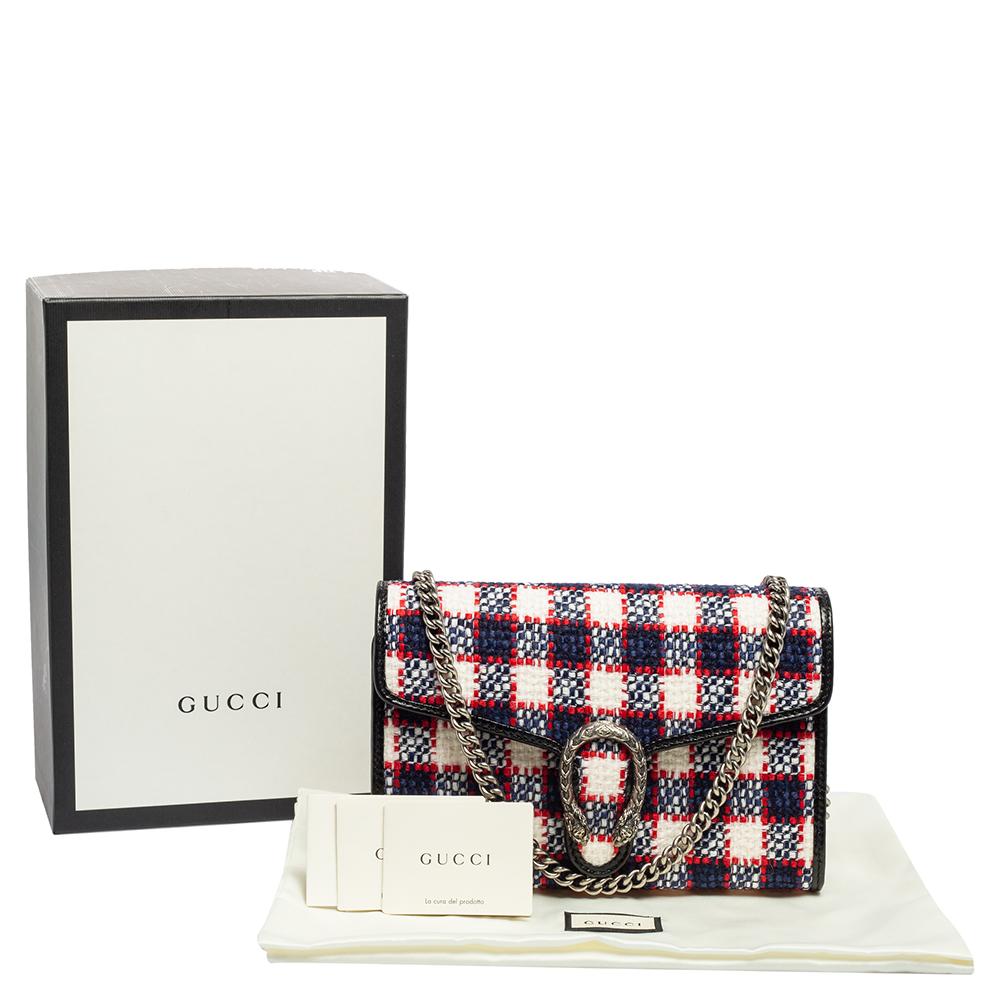 This Gucci Mini Dionysus bag has been beautifully crafted using tweed and leather. The flap carries tiger heads with reference to the Greek god, Dionysus, and it secures a lined interior sized to dutifully hold your essentials. The bag is complete