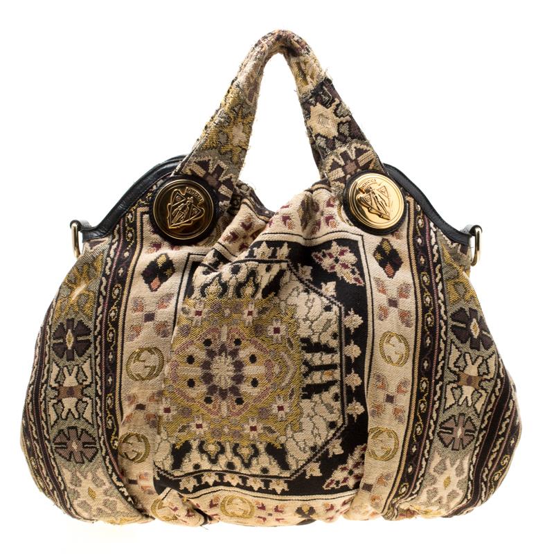 Flattering in a contemporary design is this Hysteria hobo from Gucci. The hobo has been meticulously crafted from multicolor embroidered tapestry fabric and is accented with Gucci’s iconic gold tone crest. The bag features dual top handles, a
