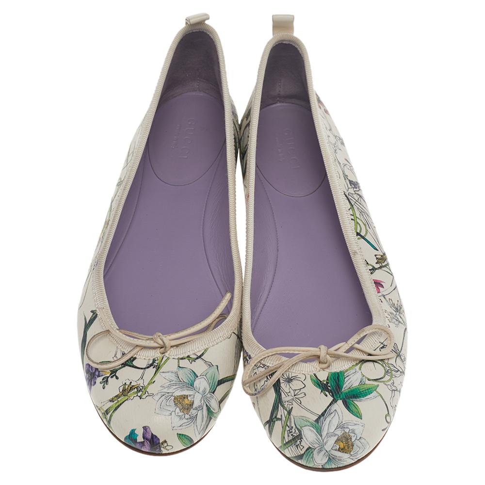 Effortlessly feel and look your best whenever you step out in this gorgeous pair of ballet flats from Gucci. Crafted from Flora print leather, the flats are styled with little bows on the toes.

