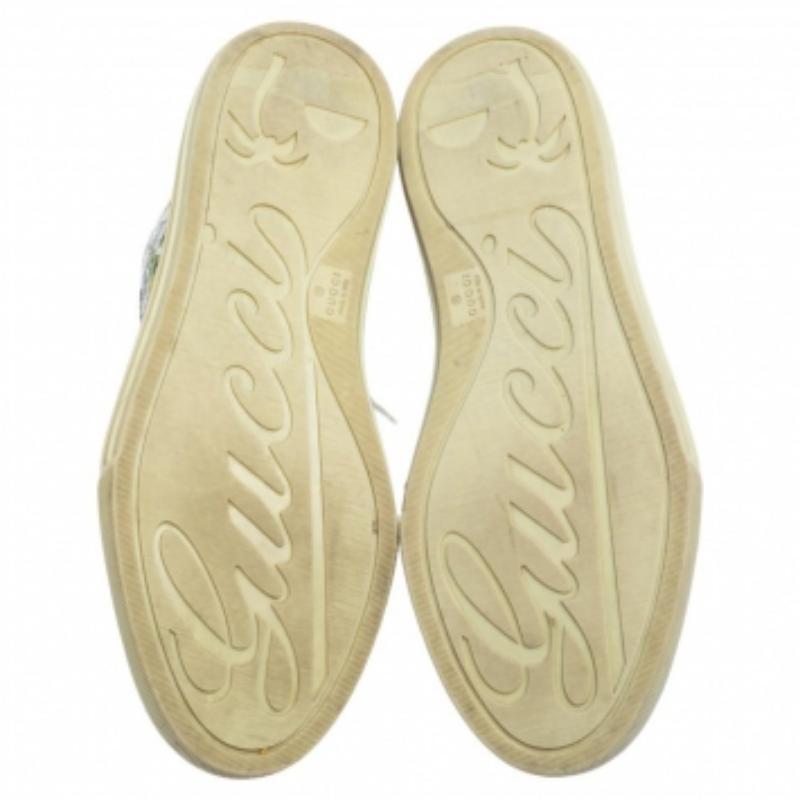 Porta a casa un tocco di lusso e di alta moda con queste sneakers di Gucci. Realizzate in tela, queste sneakers sfoggiano dettagli raffinati come i motivi floreali, i lacci e la parte superiore rialzata. Non vorrai mica perderti una coppia così