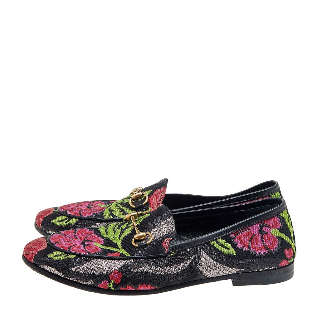 Exquisite and well-crafted, these Jordaan Gucci loafers are worth owning. They have been crafted from jacquard fabric and come flaunting floral motifs and the iconic Horsebit detail on the uppers. The loafers are ideal to wear all day!

