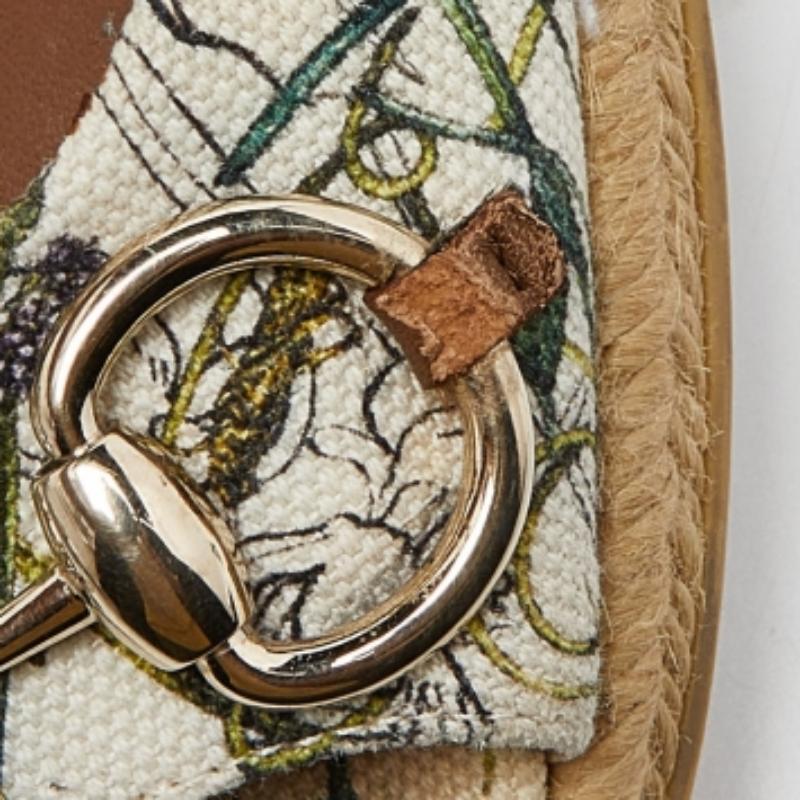 Schick und stilvoll, diese Pumps von Gucci müssen unbedingt auf Ihrer Wunschliste stehen! Sie sind aus mit Blumen bedrucktem Canvas gefertigt und haben eine Peep-Toe-Silhouette. Sie verfügen über das kultige Horsebit-Detail auf dem Obermaterial,