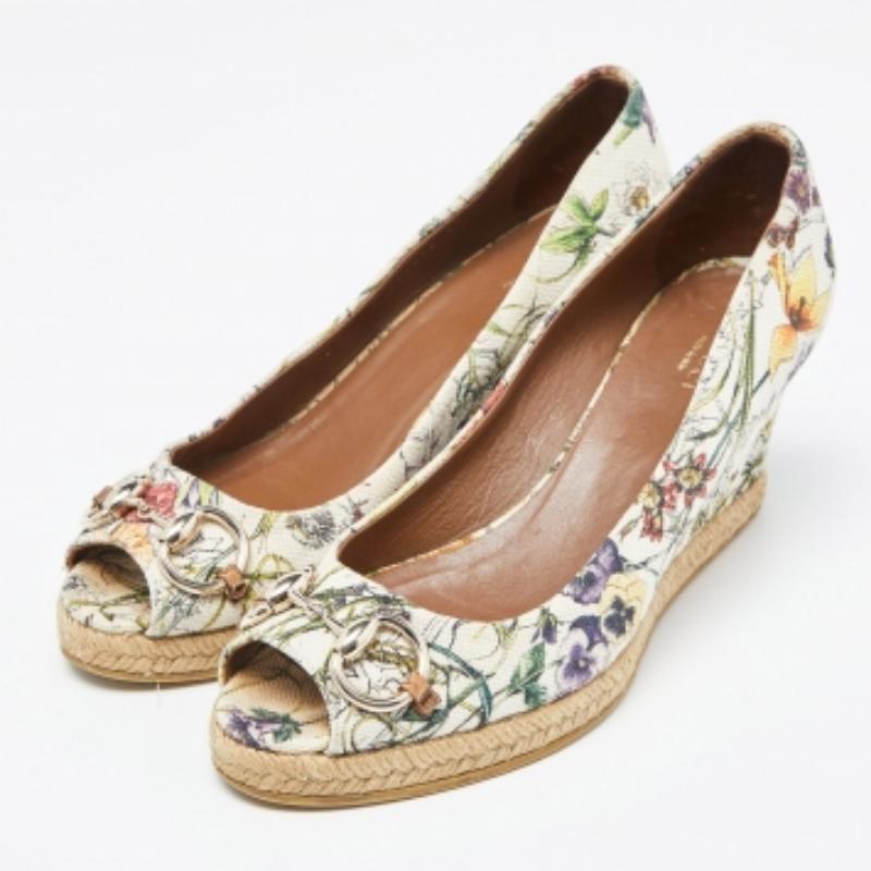 Mehrfarbige Canvas-Pumps mit Pferdegebiss und Keilbesatz von Gucci mit Blumendruck, Größe 39 (Beige) im Angebot