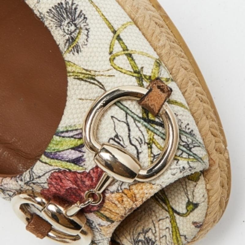 Mehrfarbige Canvas-Pumps mit Pferdegebiss und Keilbesatz von Gucci mit Blumendruck, Größe 39 im Zustand „Relativ gut“ im Angebot in Dubai, Al Qouz 2