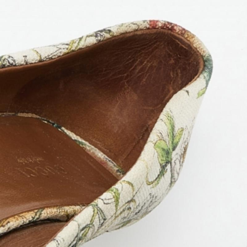 Mehrfarbige Canvas-Pumps mit Pferdegebiss und Keilbesatz von Gucci mit Blumendruck, Größe 39 Damen im Angebot