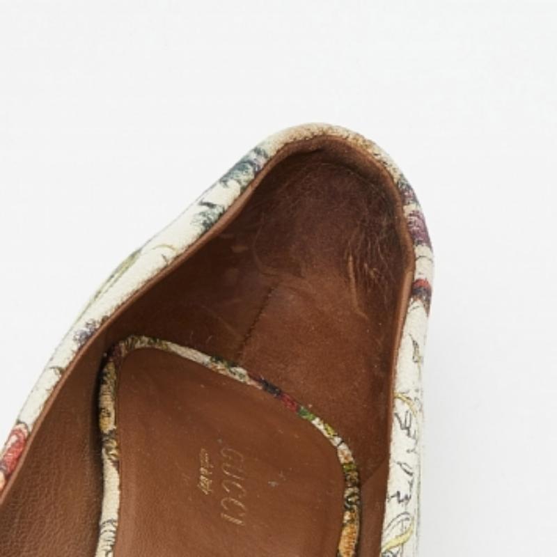 Mehrfarbige Canvas-Pumps mit Pferdegebiss und Keilbesatz von Gucci mit Blumendruck, Größe 39 im Angebot 1