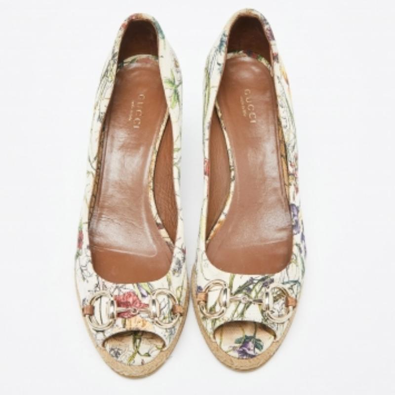 Mehrfarbige Canvas-Pumps mit Pferdegebiss und Keilbesatz von Gucci mit Blumendruck, Größe 39 im Angebot 2