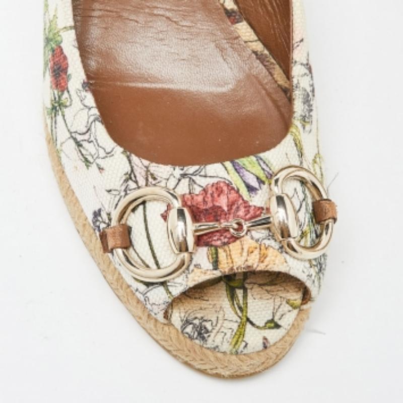 Mehrfarbige Canvas-Pumps mit Pferdegebiss und Keilbesatz von Gucci mit Blumendruck, Größe 39 im Angebot 3