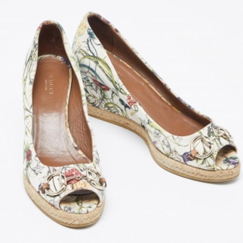 Mehrfarbige Canvas-Pumps mit Pferdegebiss und Keilbesatz von Gucci mit Blumendruck, Größe 39 im Angebot 4