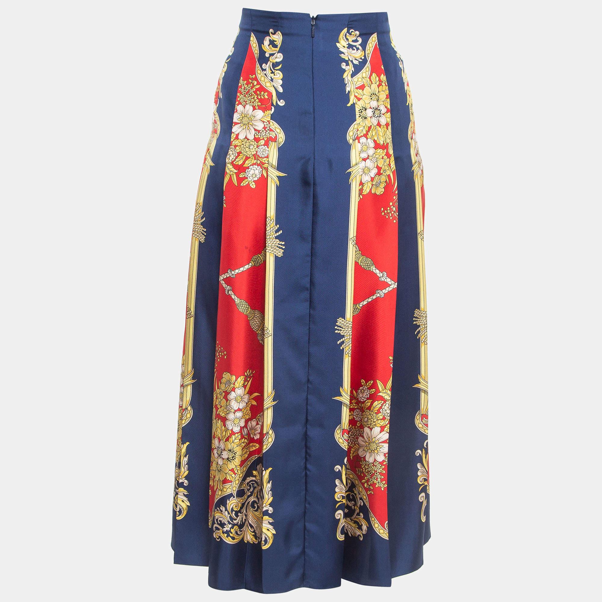 This Gucci multicolored skirt is sure to win you compliments and praises. Stitched from silk, it has a pleated design and a beautiful floral print all over. It will look wonderful with a simple top and a clutch.

