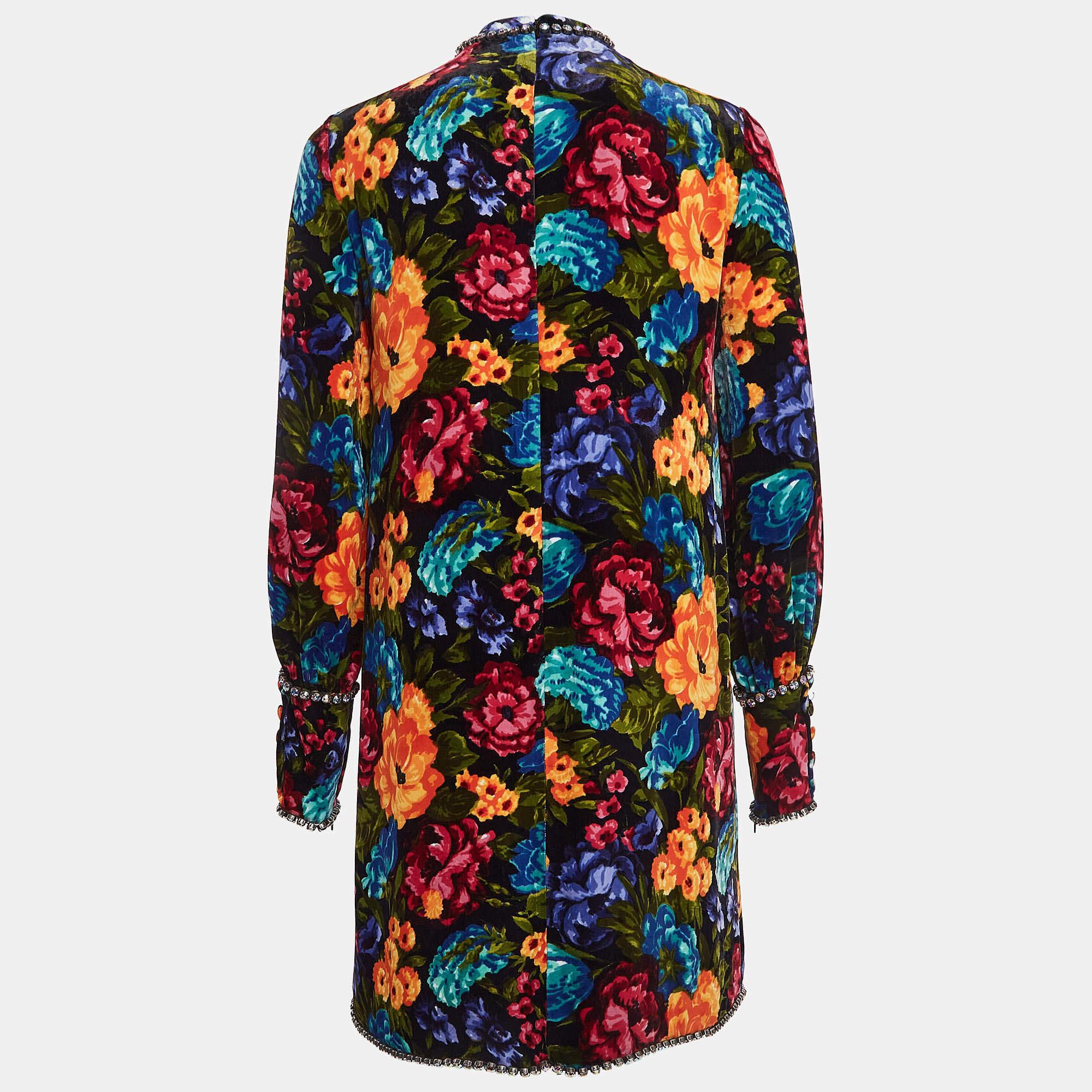 Entrez dans l'élégance intemporelle avec cette authentique mini robe Gucci. Méticuleusement confectionné, il incarne la grâce et la sophistication, ce qui en fait le choix idéal pour ceux qui cherchent à compléter leur garde-robe de manière exquise.