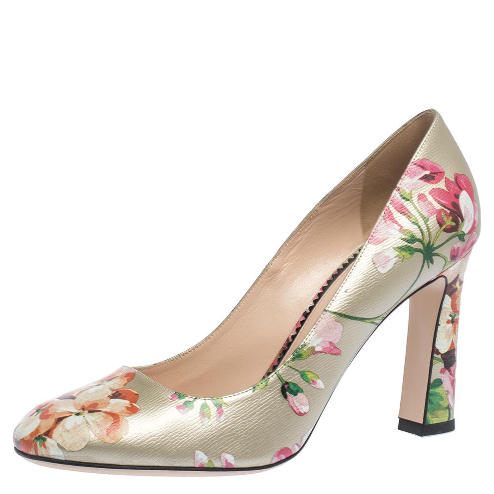 Sing the tune of the season with this gorgeous pair of pumps from the iconic house of Gucci. They are crafted from leather and designed with the GG Supreme Blooms print. Square toes and 10 cm block heels make the pumps ready to be worn by you. They