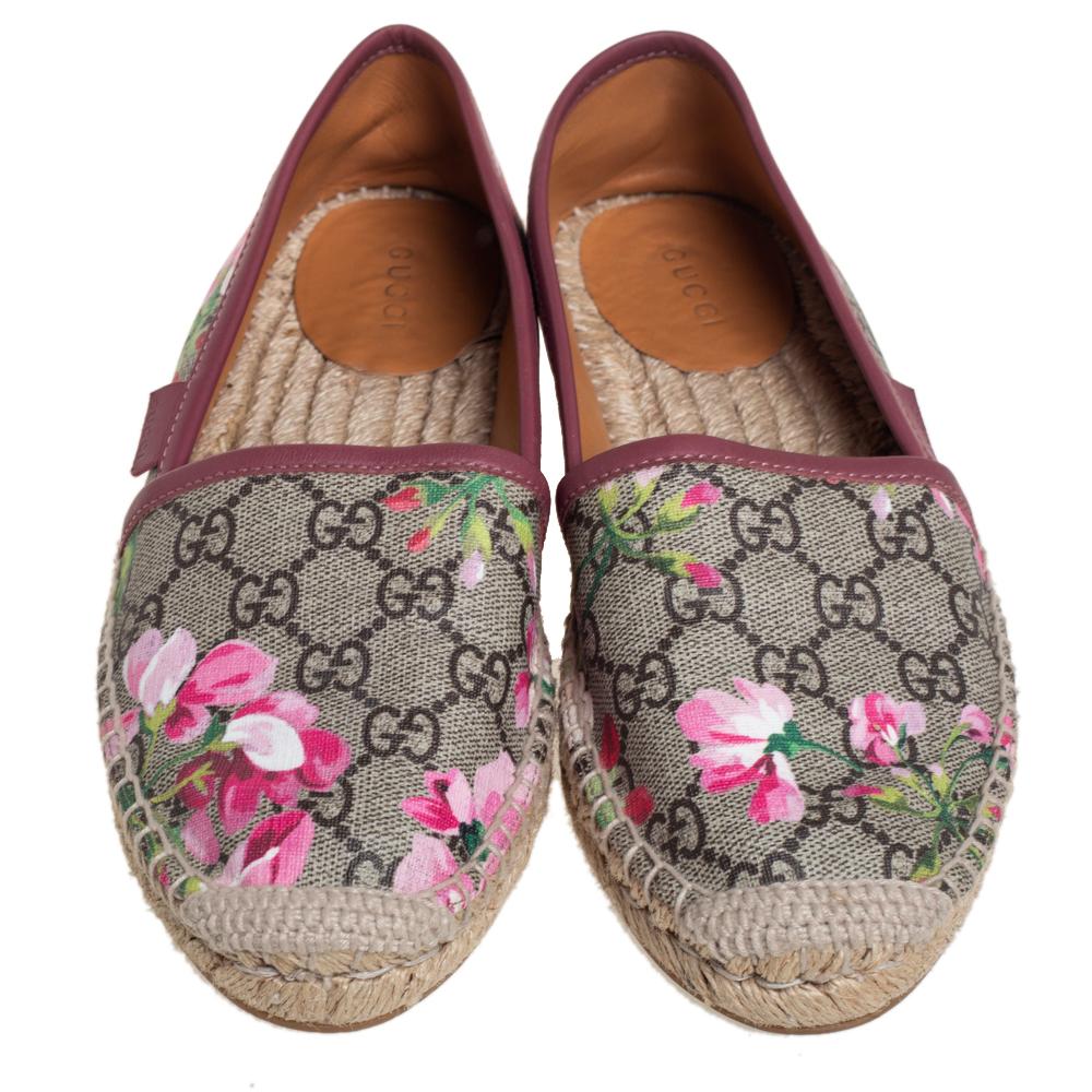 Step out in style this summer with these espadrilles from Gucci. Featuring their signature flora print on the GG Supreme canvas exterior, this trendy round-toe pair has leather trims, jute insoles with the brand's iconic label.

