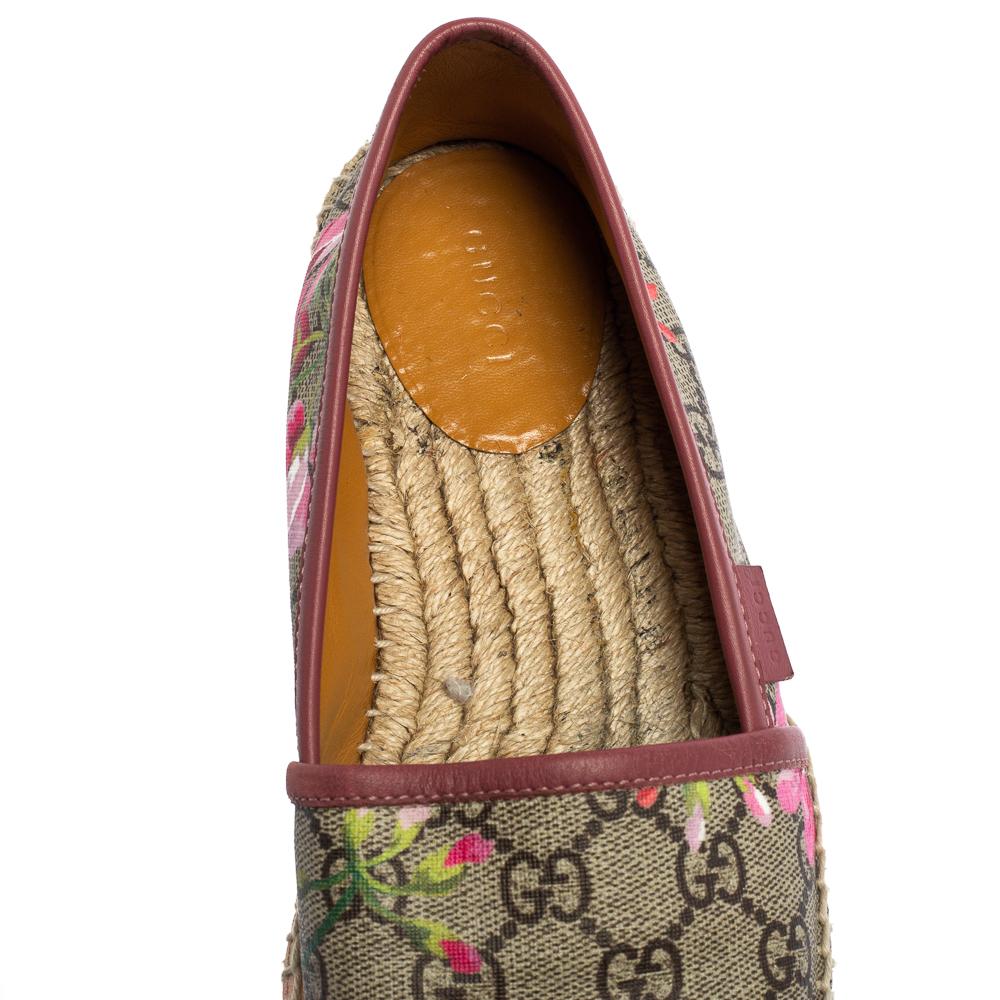 Step out in style this summer with these espadrilles from Gucci. Featuring their signature floral print on the GG Supreme canvas exterior, this trendy round-toe pair has leather trims, jute insoles with the brand's iconic label.

