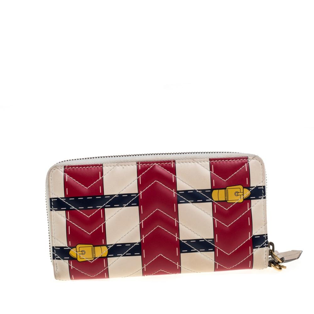 The Marmont range of designs by Gucci has gained such wide popularity around the world. It's time you update your wardrobe with a piece from the collection. We have here the Trompe L'Oeil wallet that comes made from leather. It has prints and