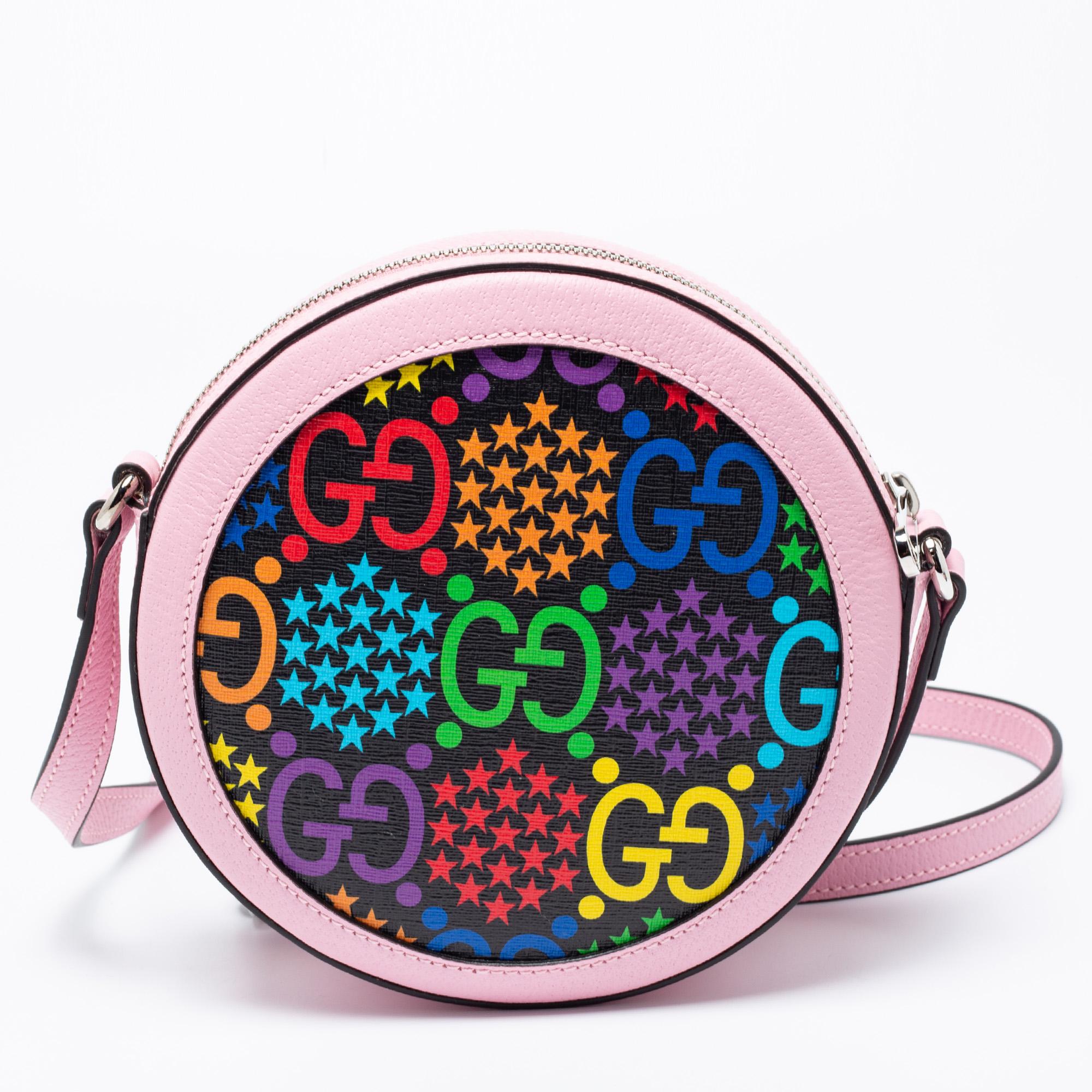 First witnessed in Cruise 2020 show, the GG Psychedelic collection reflects Alessandro Michele's bold and confident approach to fashion. This crossbody bag is made with proper attention to detail and is impressive with its kaleidoscopic pattern.