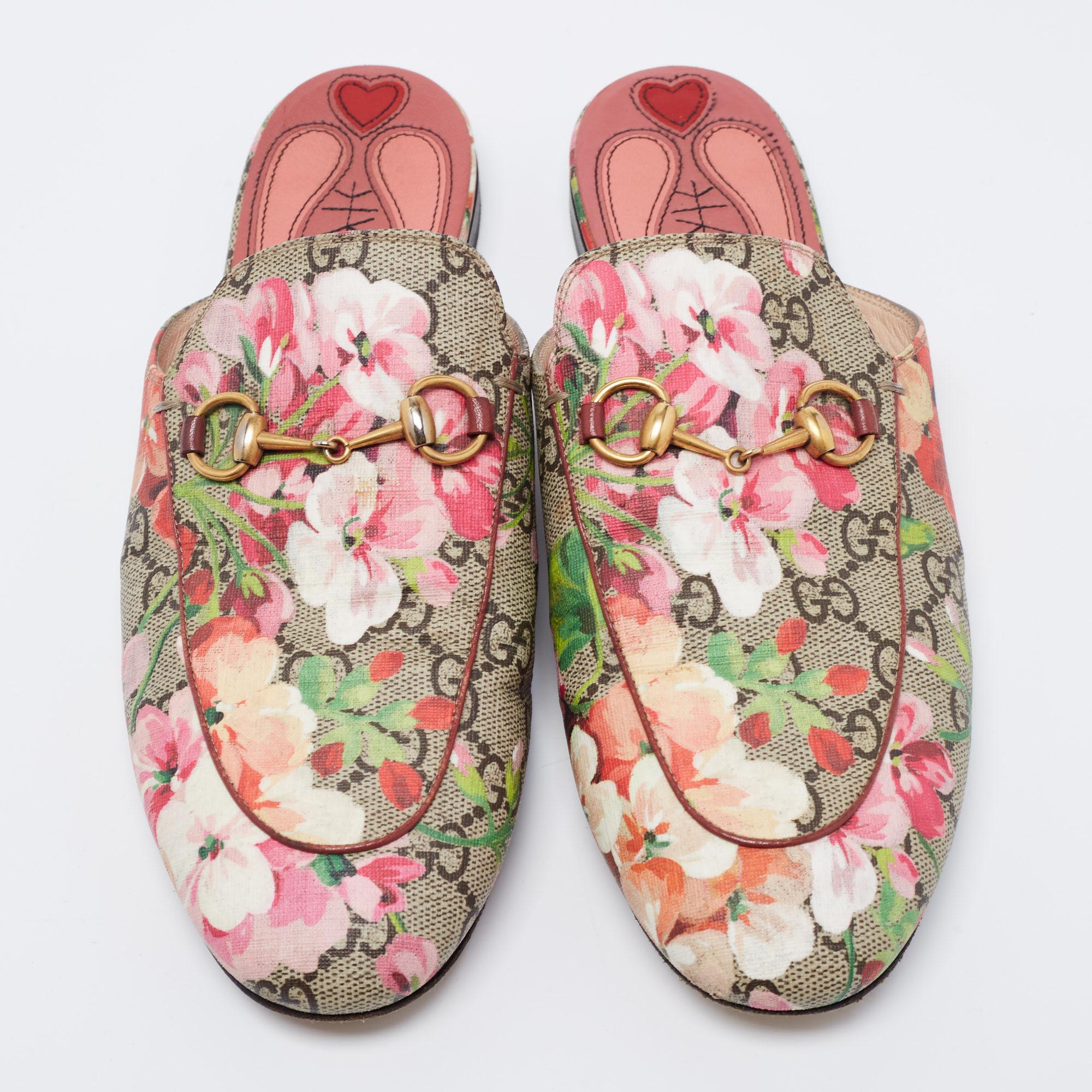 These Gucci Princetown mules signify luxury and practicality. An ultimate favorite of style enthusiasts, the silhouette of this pair gets a luxe update with the Horsebit motif on the uppers. It comes made from GG Supreme canvas with striking bloom