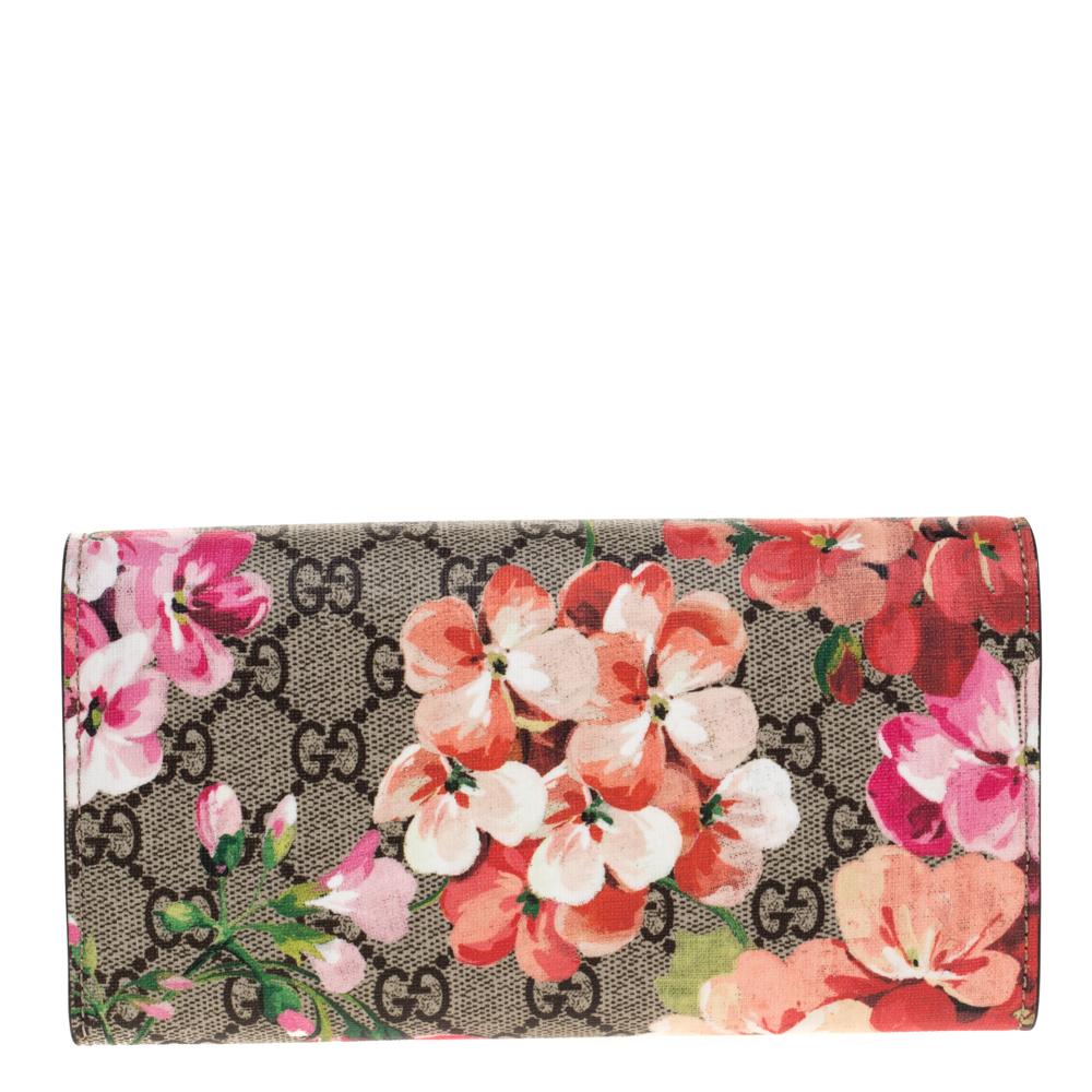 A Gucci creation, this bag is effortlessly stylish. It features a multicolroed GG Supreme Blooms canvas exterior and the padlock closure is flaunted on the front flap. The leather-nylon lined interior can carry all your essentials and the bag can