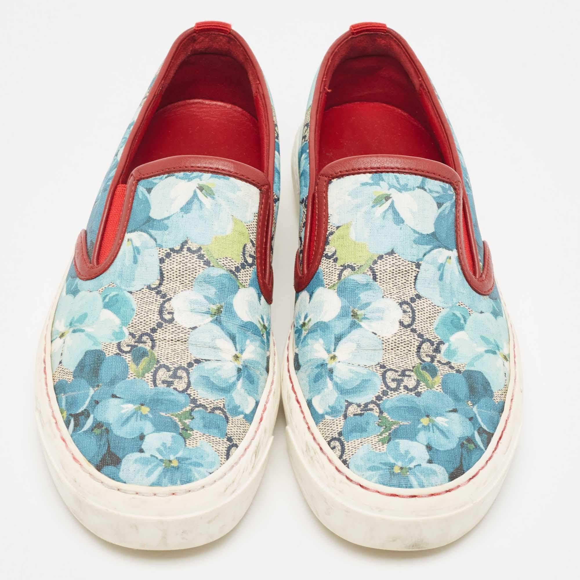 Diese Sneakers von Gucci sind ein echter Trendmacher. Die Sneaker mit niedrigem Profil sind aus GG Supreme Canvas gefertigt und mit Bloom-Prints verziert. Dieses Paar auf Gummisohlen ist sehr bequem und stilvoll, einfach perfekt, um von Ihnen