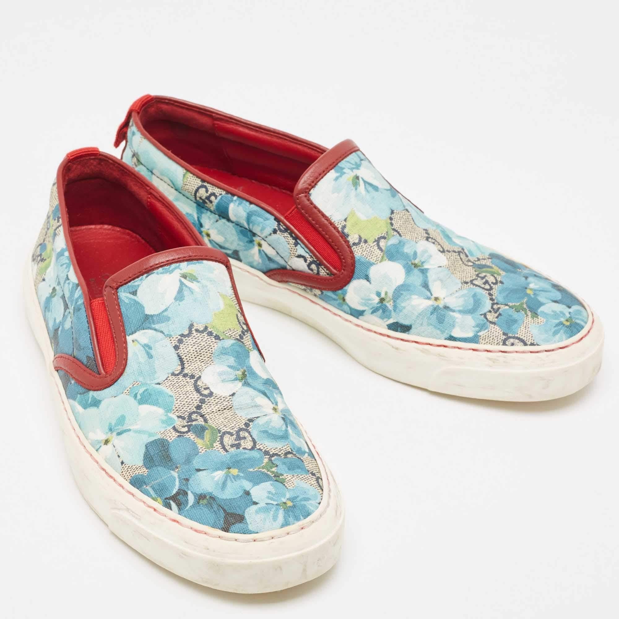 Gucci Mehrfarbige GG Supreme Blooms Slip On Turnschuhe aus bedrucktem Segeltuch Größe 37,5 (Grau)