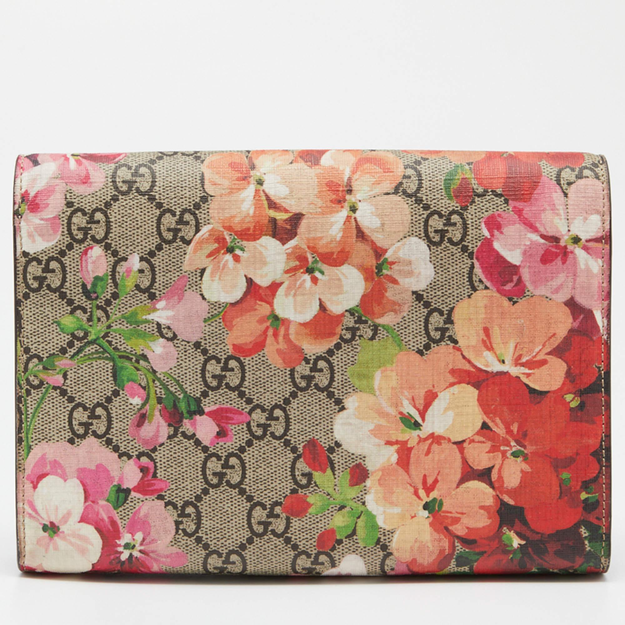 This Gucci Dionysus Wallet On Chain is beautifully crafted from Blooms-printed GG Supreme canvas and leather. The flap carries tiger heads with a reference to the Greek god Dionysus, and it secures a functional wallet-like interior.

Includes: