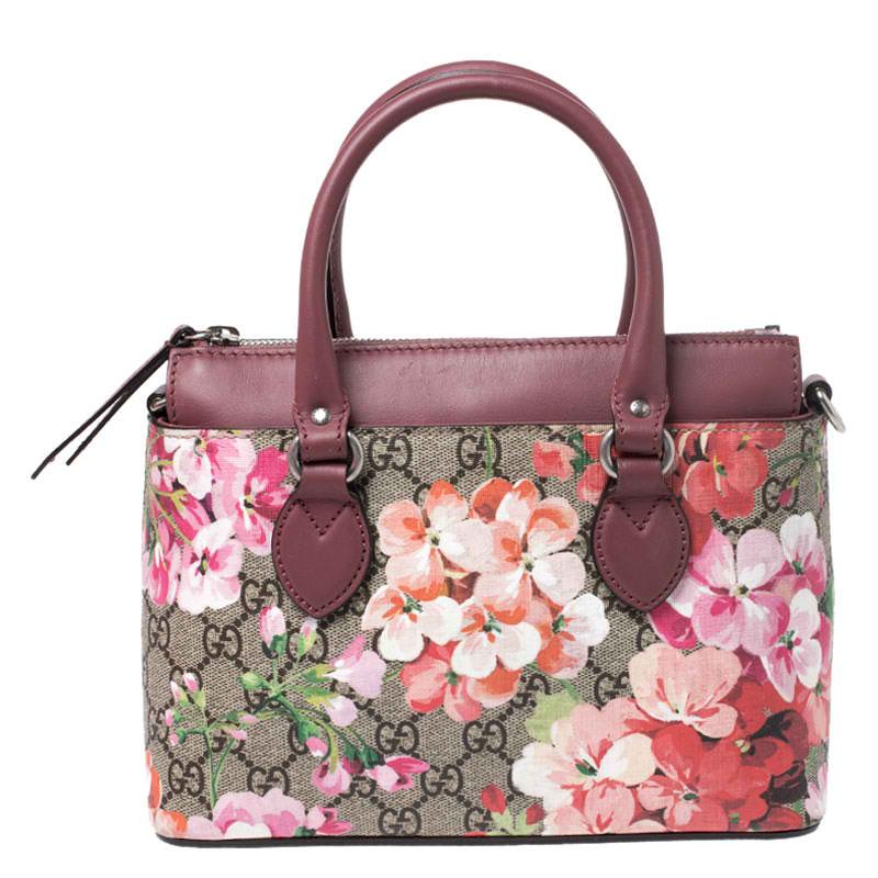 This chic bag from Gucci will enhance both your casual and evening wear. Crafted with GG Supreme canvas and leather, the bag features beautiful florals, dual handles, and a detachable shoulder strap. The bag is equipped with a top zip closure that