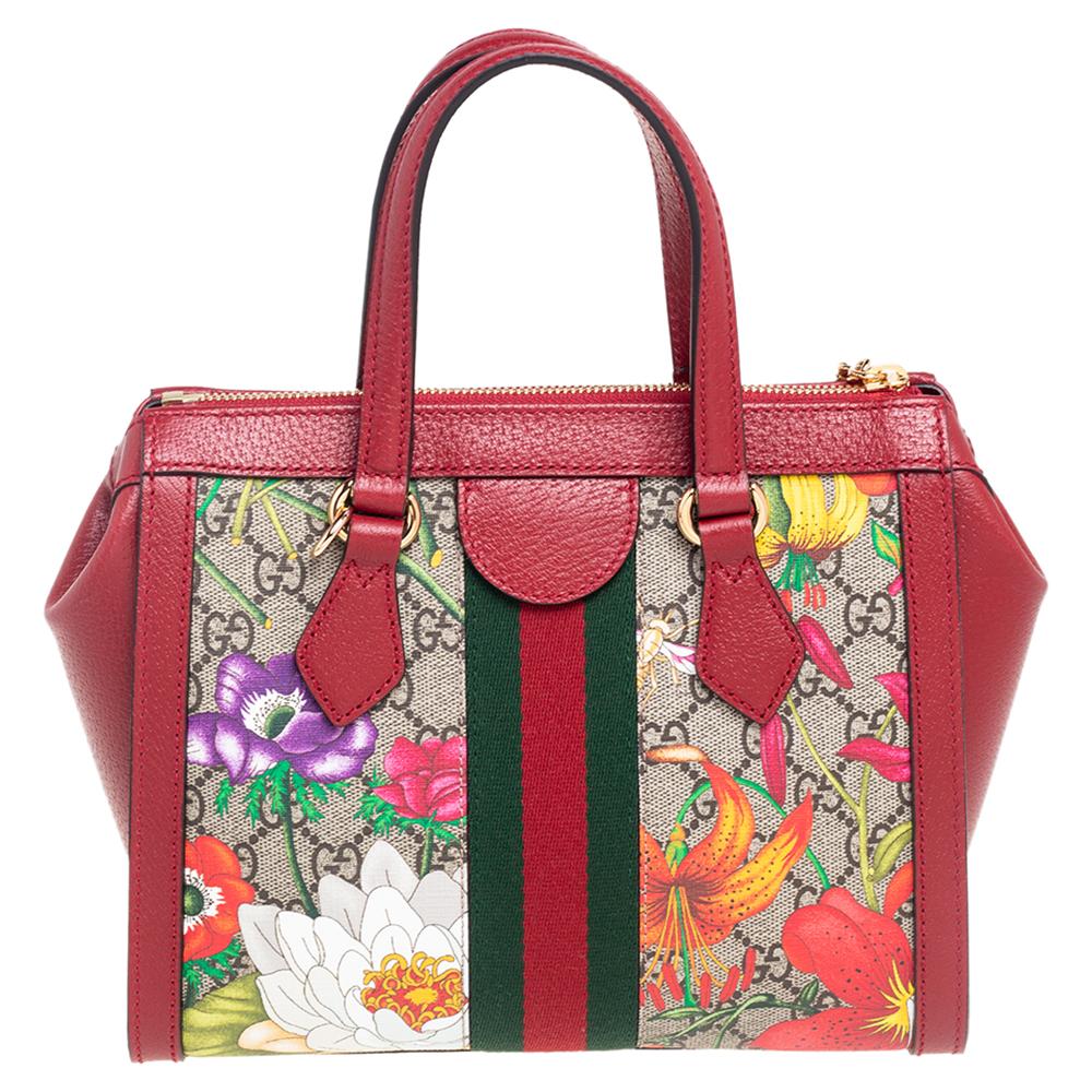 Crafted from GG Supreme and leather, this Gucci Ophidia bag comes in a structured shape for a sophisticated look. It features the iconic Web stripe, Flora prints, and the GG motif—all Gucci codes. The bag suspends from two handles and a slender