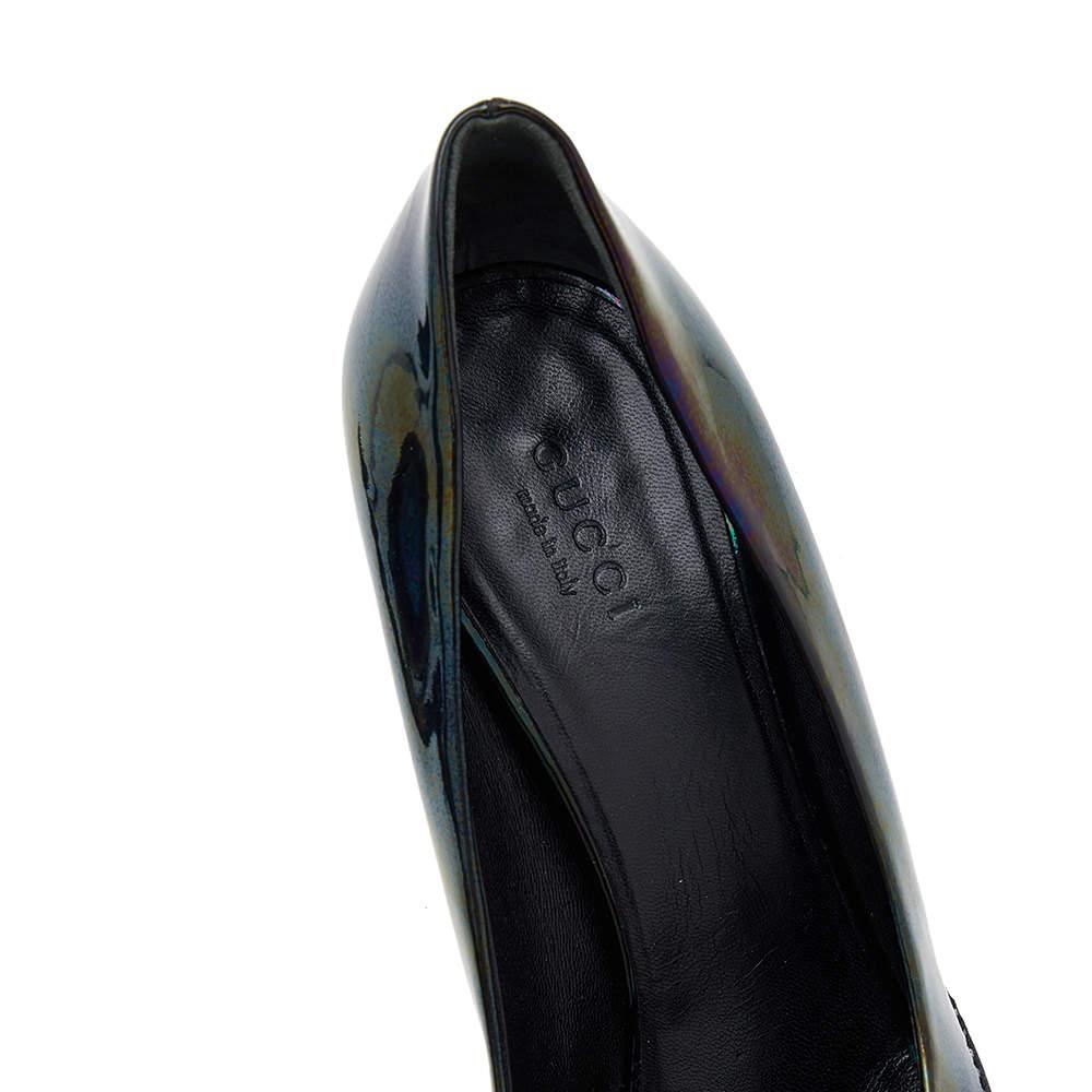 Gucci Mehrfarbige schillernde Lackleder Horsebit Peep Toe Pumps Größe 37,5 Damen im Angebot