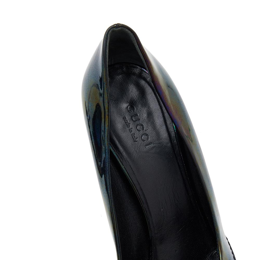 Gucci Mehrfarbige schillernde Lackleder Horsebit Peep Toe Pumps Größe 37,5 im Angebot 1