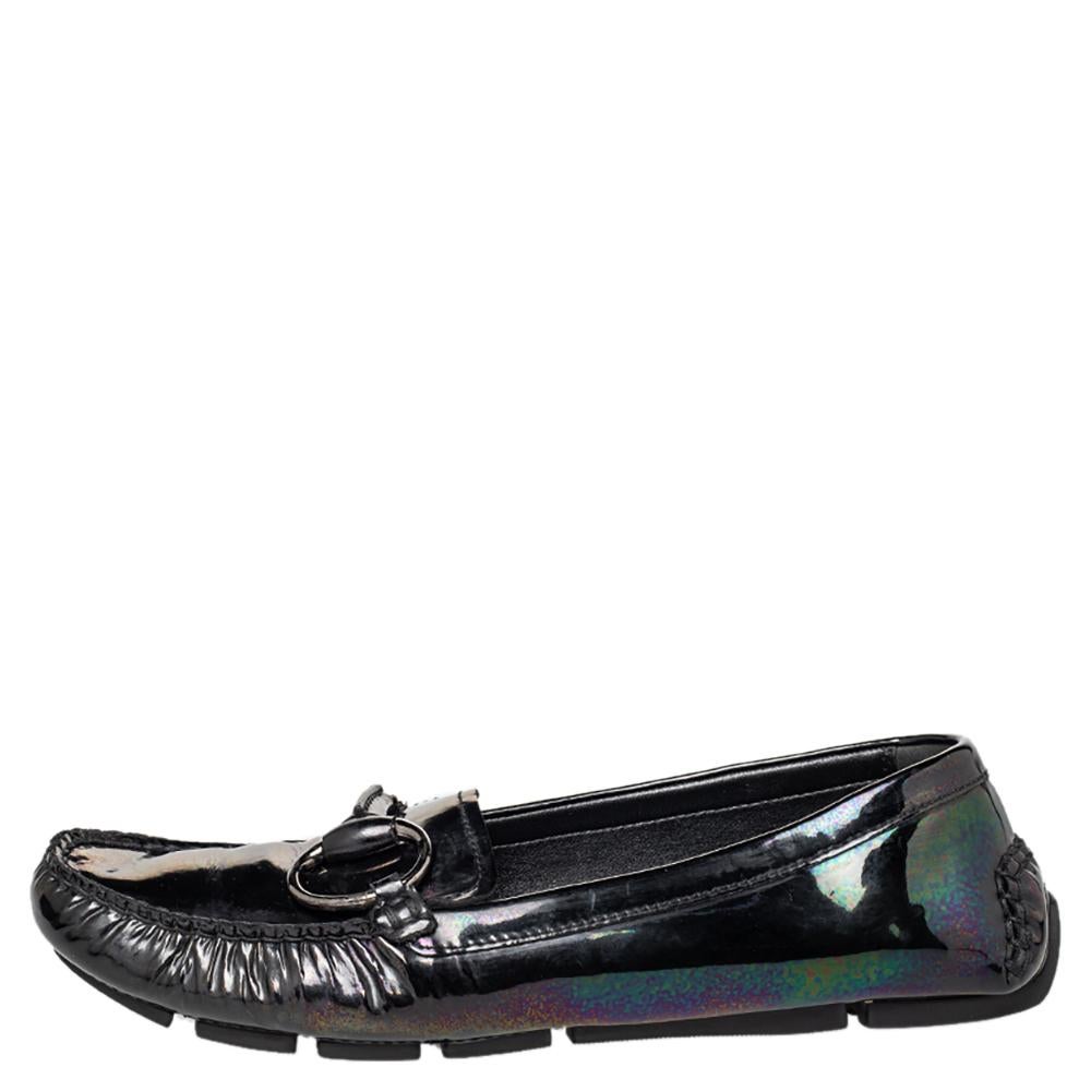 Exquisitely crafted, these Gucci loafers are worth owning. They've been sewn from patent leather and they come flaunting an iridescent exterior with Horsebit details on the uppers and durable rubber outsoles. The loafers are ideal to be worn all