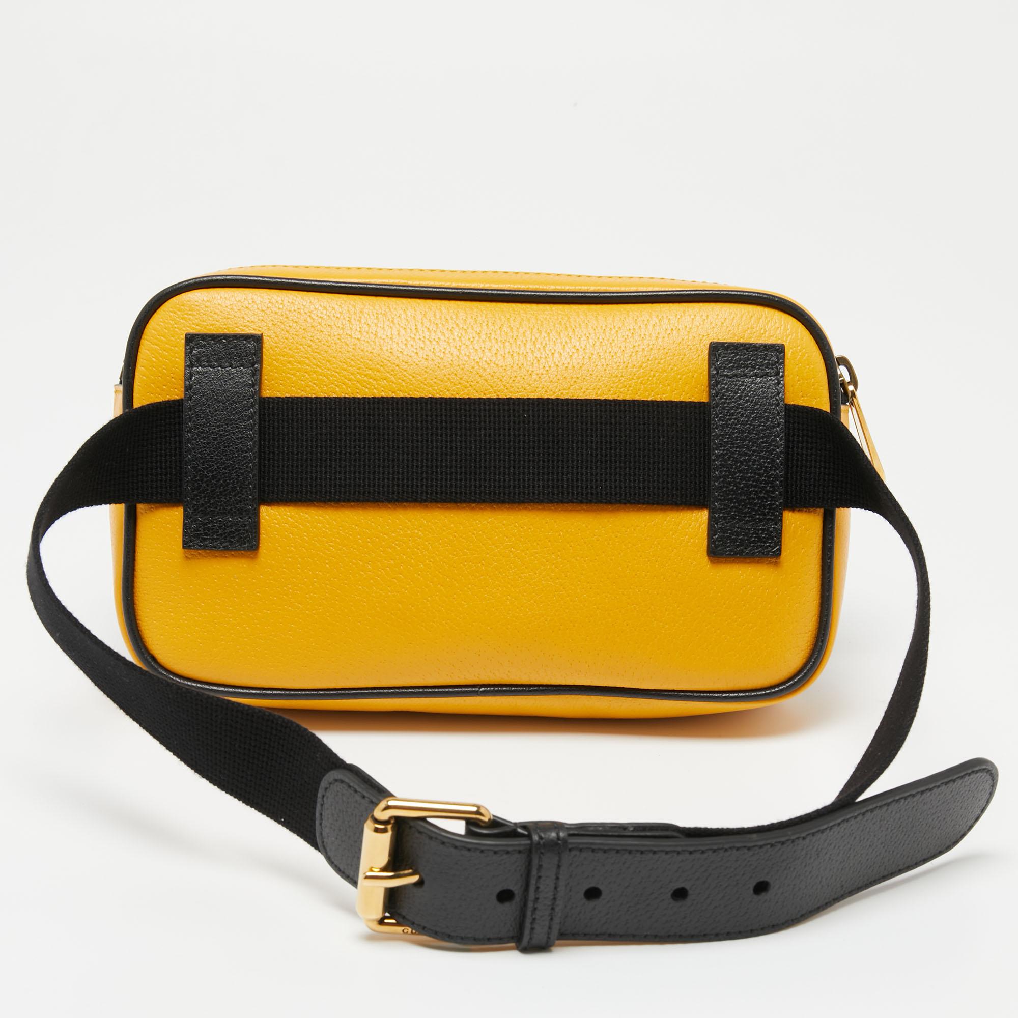 This multicolored belt bag from Gucci is a highly coveted piece among fashion lovers. This one here in leather is equipped with a zipper fastening that opens to a well-sized interior. An adjustable belt is provided for you to wear around your