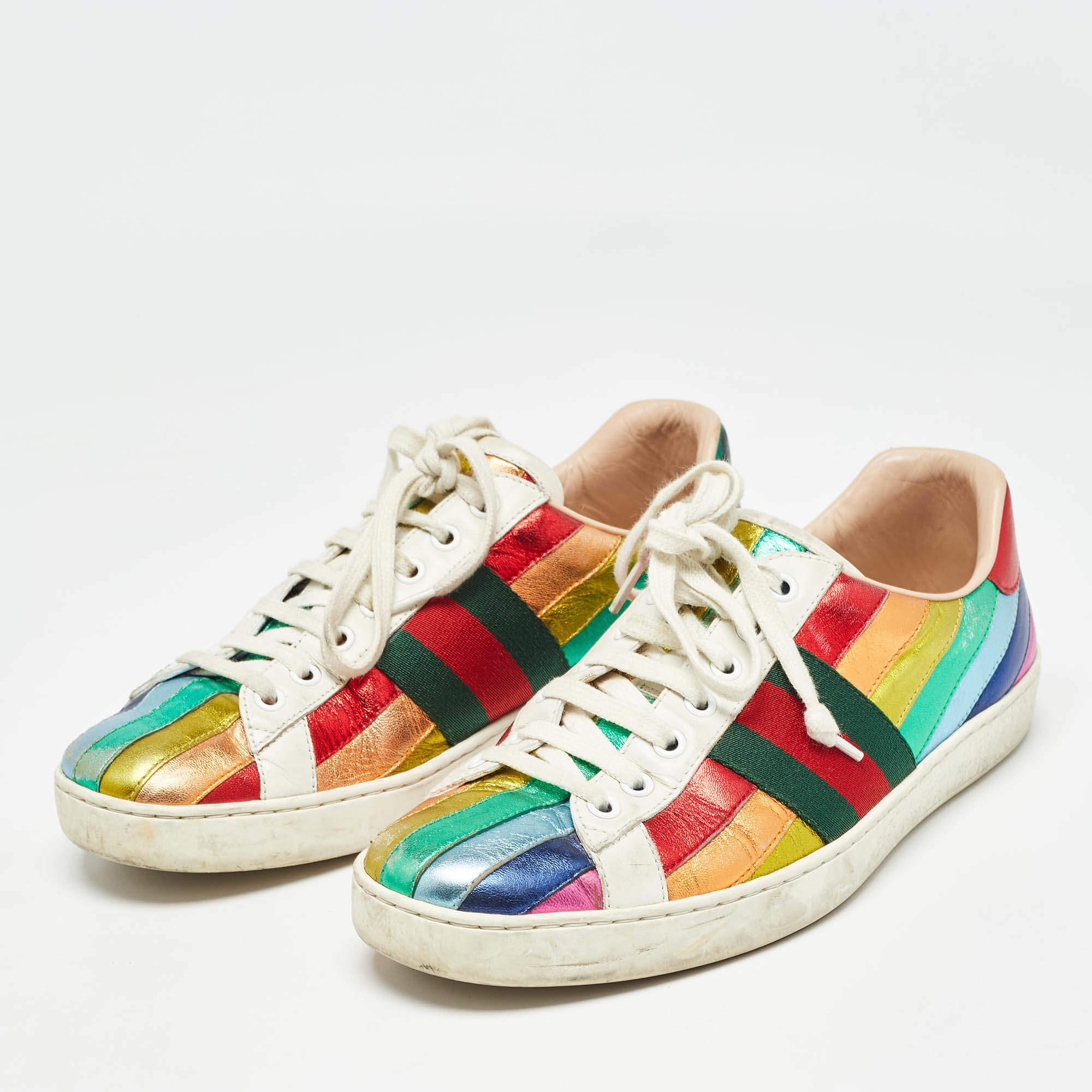 Entrez dans le luxe de la mode avec ces baskets Gucci. Ces chaussures de sport haut de gamme offrent un mélange harmonieux de style et de confort, parfait pour ceux qui exigent de la sophistication à chaque pas.