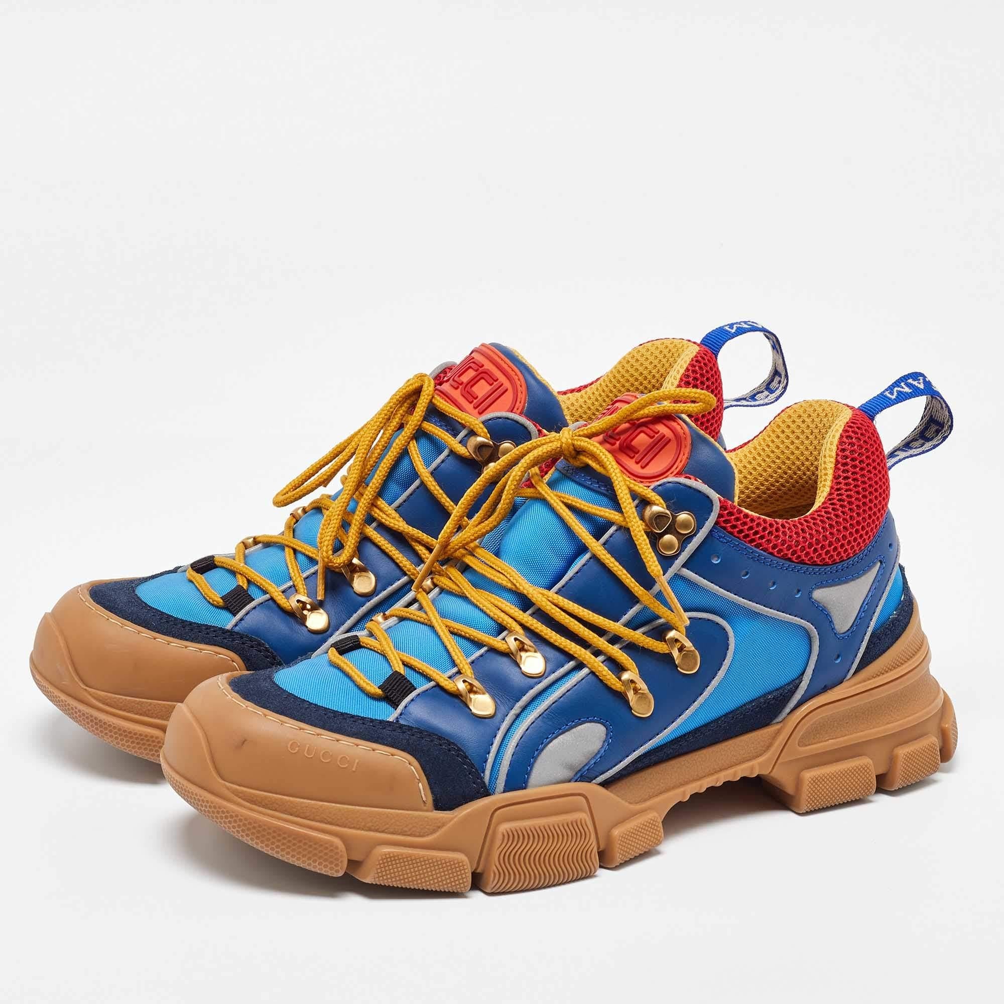 Ces baskets Gucci Flashtrek sont spécialement conçues pour celles qui ont le goût de la haute couture. Elles sont confectionnées en cuir velours et en maille pour former une silhouette semblable à celle d'une botte. Les lacets en matériel de