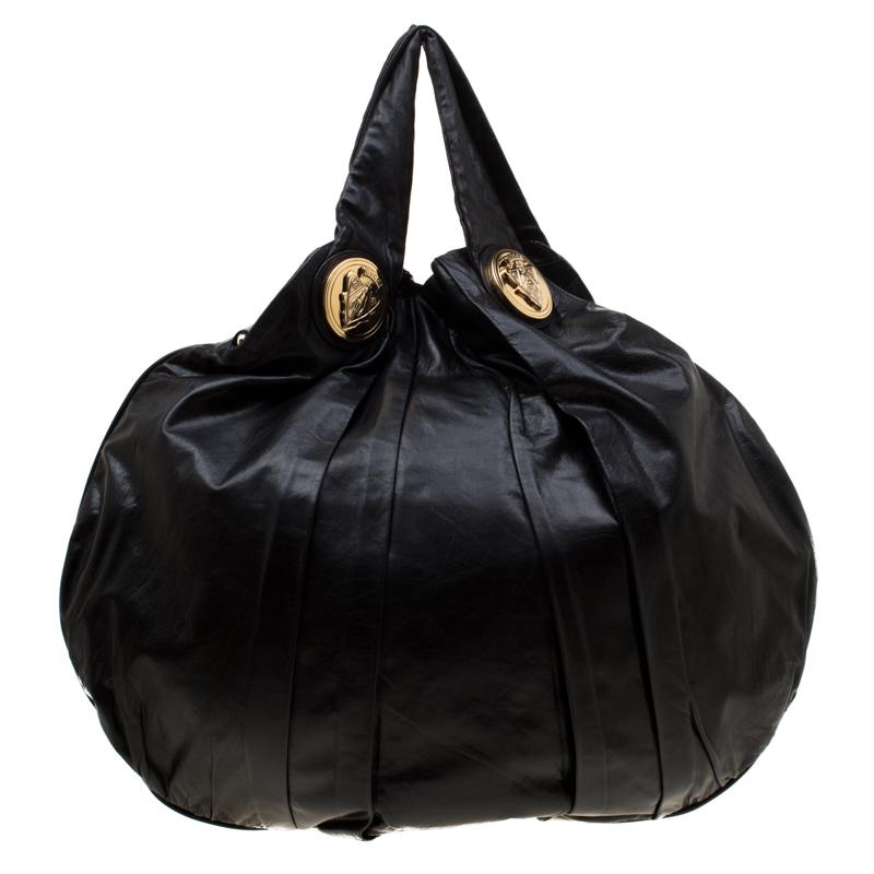 This Gucci Hysteria hobo is built for everyday use. Crafted from leather, it has a multicolor exterior and two handles for you to easily parade it. The nylon insides are sized well and the hobo is complete with the signature emblems.

Includes: