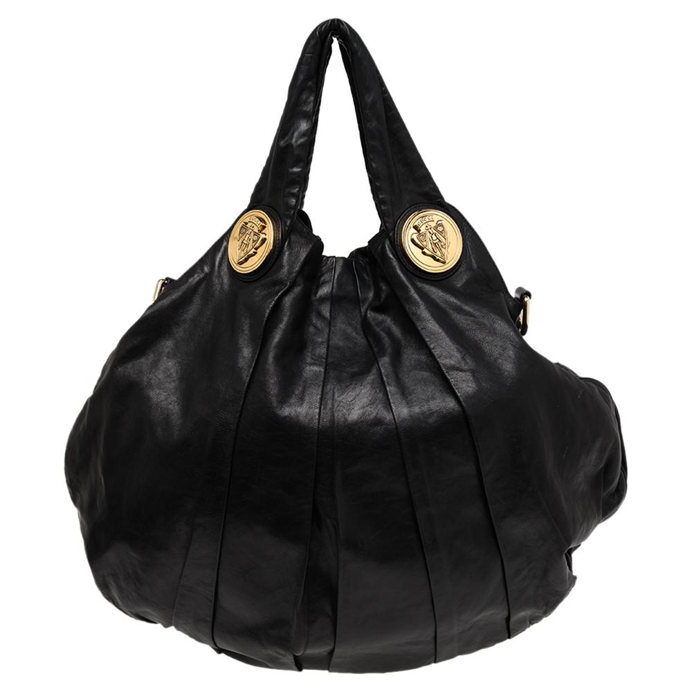This Gucci hobo is built for everyday use. Crafted from leather, it has a multicolored exterior and two handles for you to easily parade it. The fabric insides are sized well and the hobo is complete with the signature emblems in gold