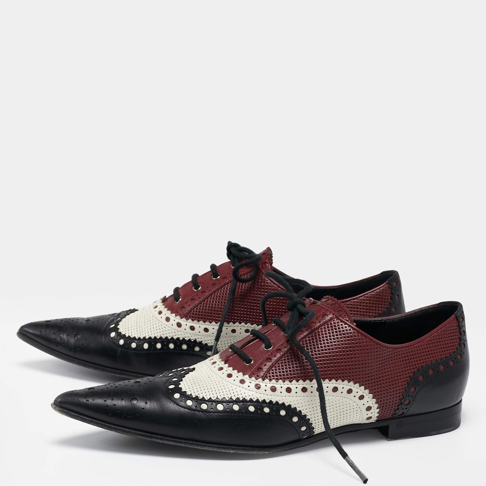 For those who are not afraid to don a bold and contemporary style would love to flaunt these Gucci oxfords. Their stylish exterior is coupled with low heels and durable lining. Team the pair with both your formal and evening wear for a polished