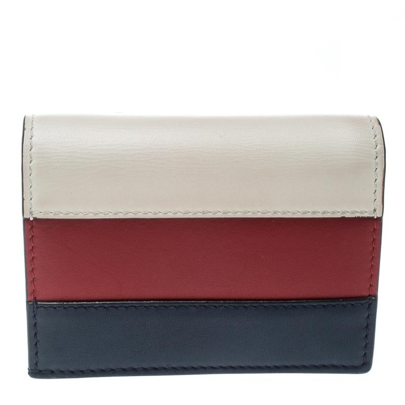 When it comes to carrying a Gucci creation, you are sure to make a statement and win praises from one and all! This Queen Margaret wallet is one such piece that deserves a very special place in your wardrobe. It is crafted from leather and features