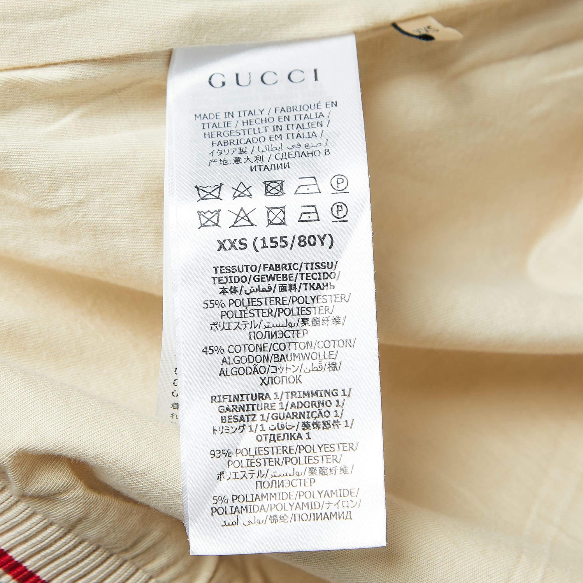 Gucci Mehrfarbiges Sweatshirt mit Logodruck und Webstreifen und detailliertem Reißverschluss vorne XXS im Zustand „Gut“ im Angebot in Dubai, Al Qouz 2